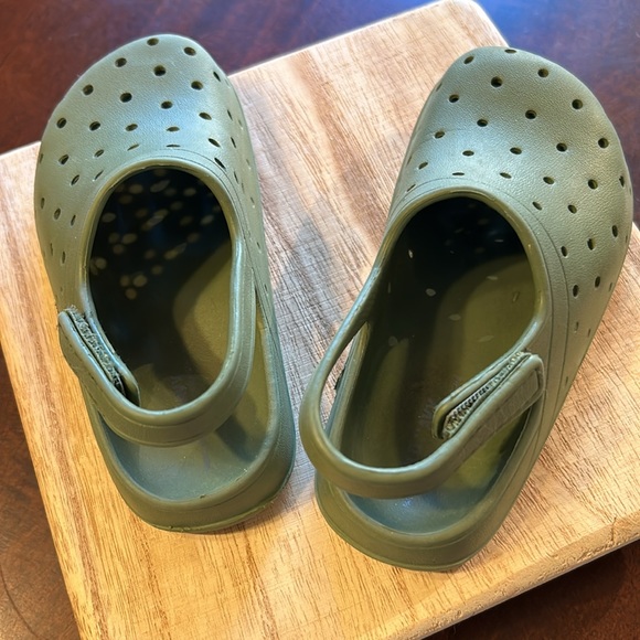 Old Navy Toddler Velcro Crocs Clogs EUC 8 Green Muni Clog Saguaro Boy Unisex - Picture 2 of 8